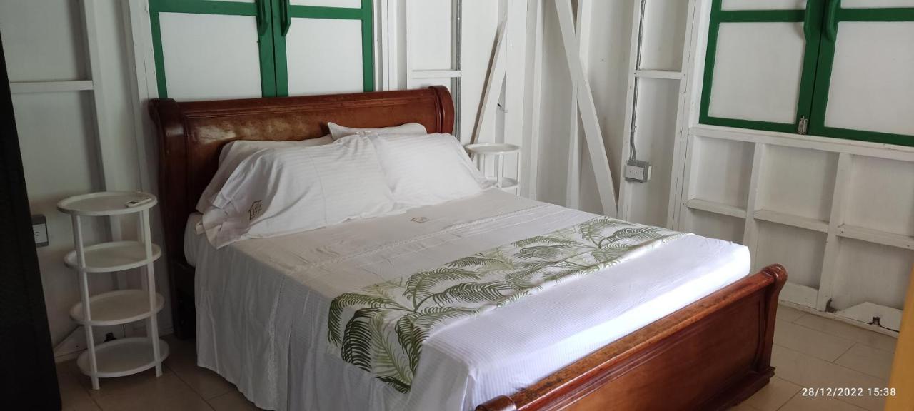 Hotel Yellow Home Providencia Isla South West Bay Екстериор снимка