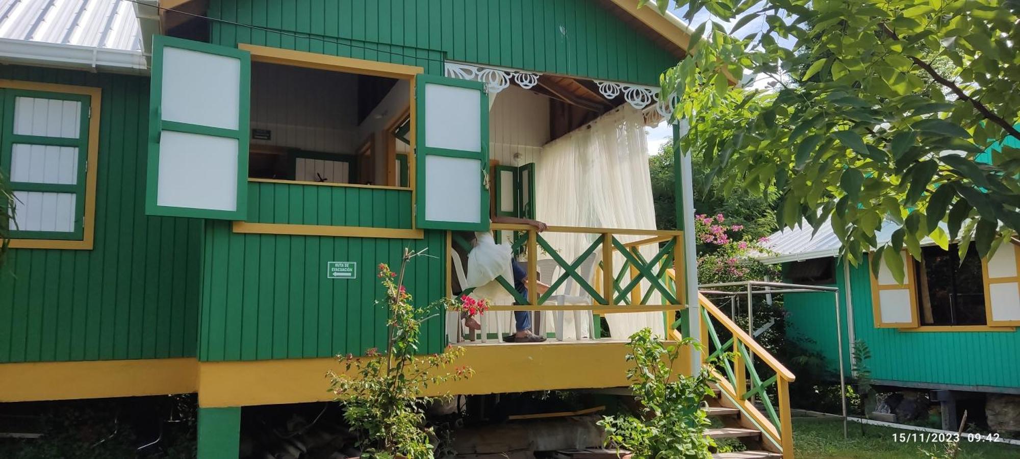 Hotel Yellow Home Providencia Isla South West Bay Екстериор снимка