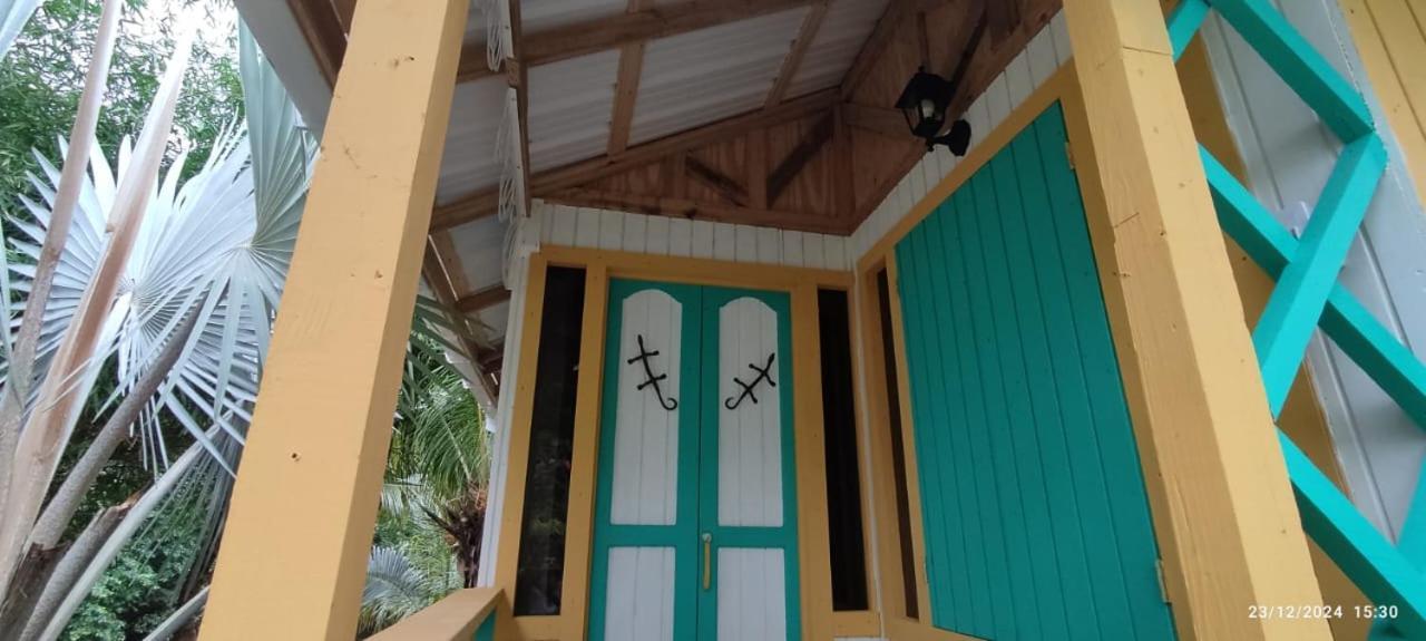 Hotel Yellow Home Providencia Isla South West Bay Екстериор снимка