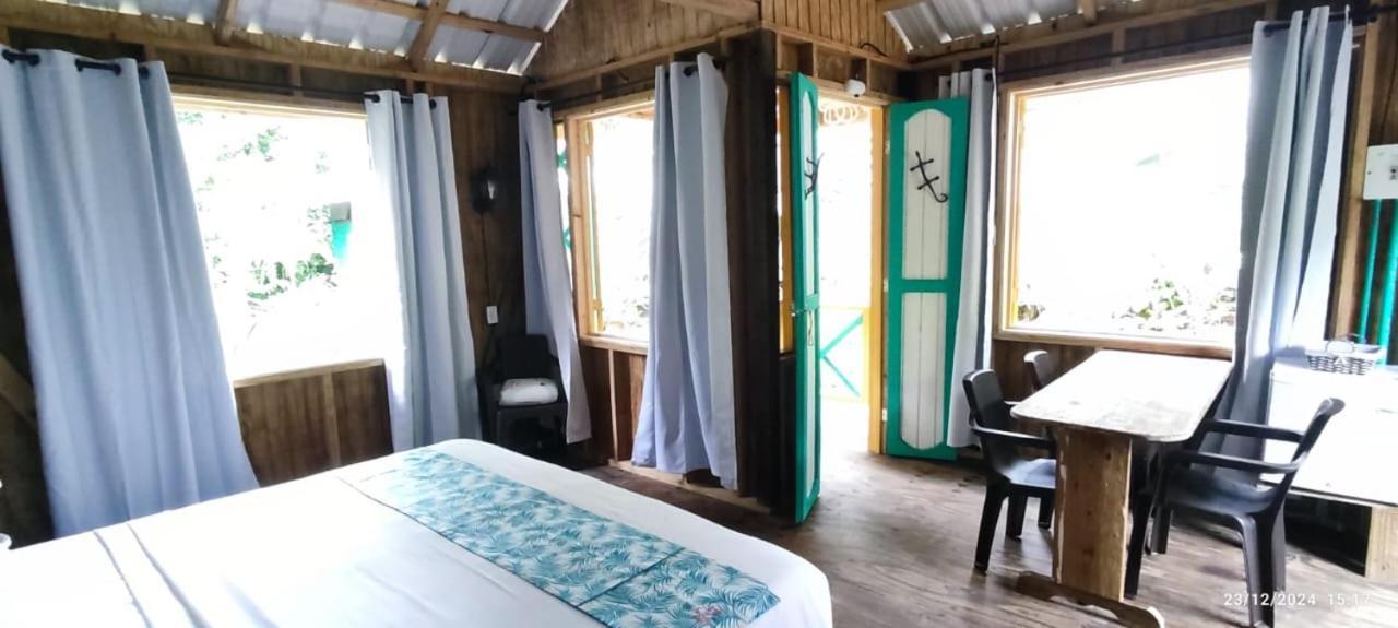 Hotel Yellow Home Providencia Isla South West Bay Екстериор снимка