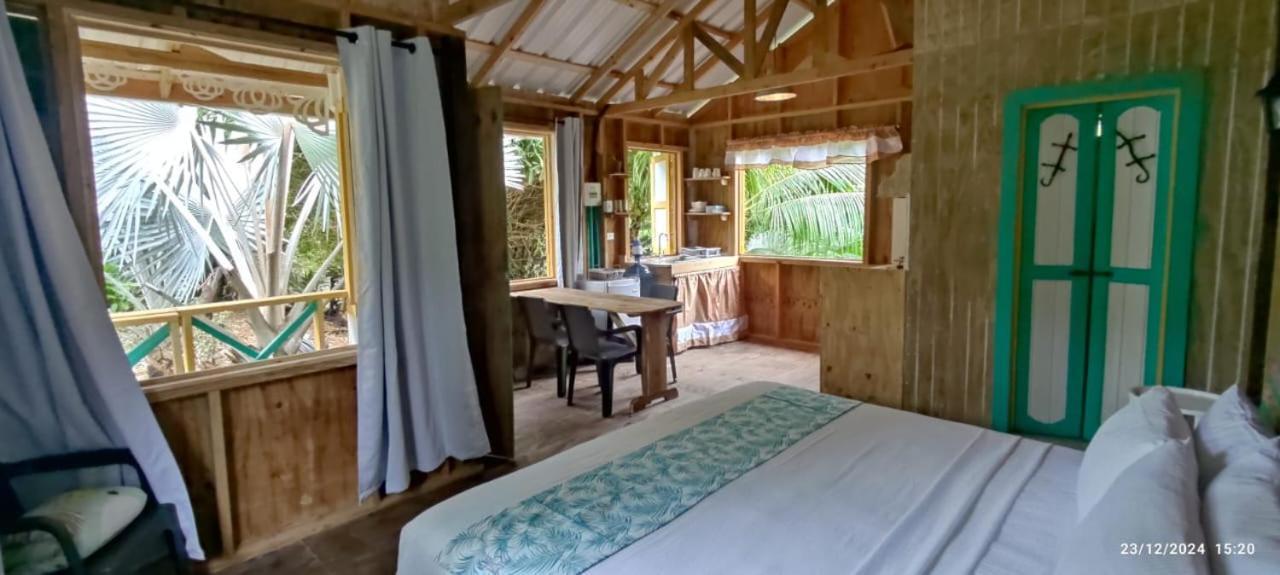 Hotel Yellow Home Providencia Isla South West Bay Екстериор снимка
